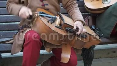街头音乐家身着古老的东方民族服饰，演奏传统中东乐器的音乐